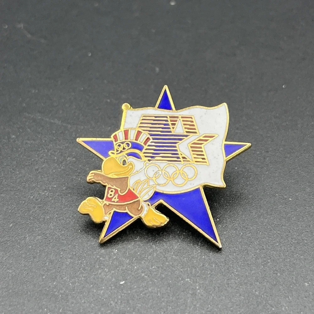 1984 Los Angeles Olympics Sam The Eagle Holding Logo Flag Star Lapel Hat Pin